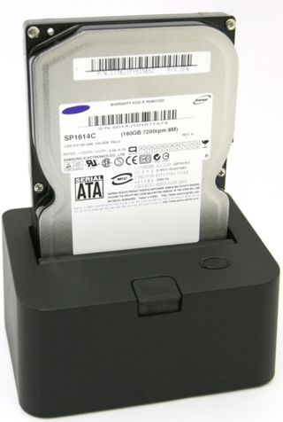 Illustration for article titled HDD USB Dock Plugs Bare SATA Drives Like NES Cartridges